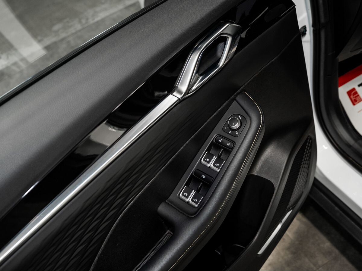 Geely Coolray 2025 - фото автомобиля