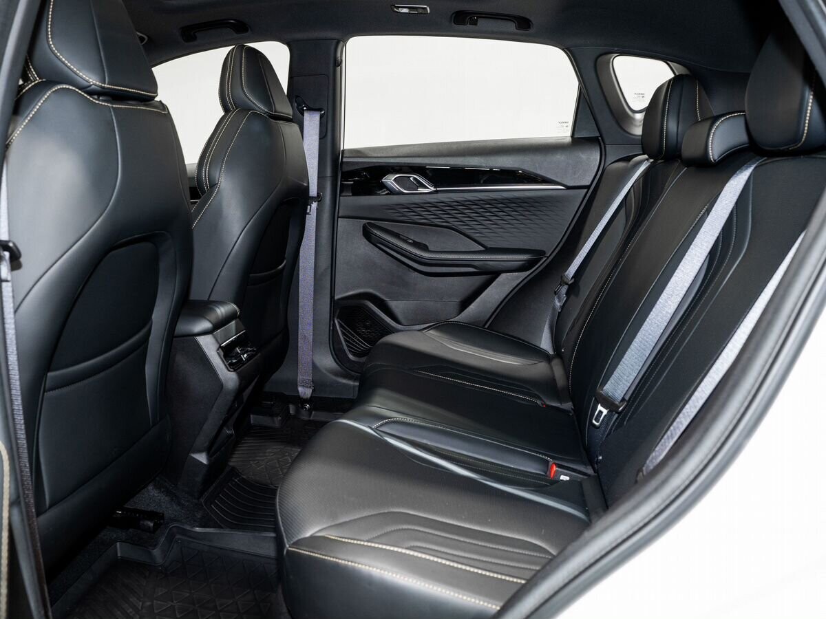 Geely Coolray 2025 - фото автомобиля