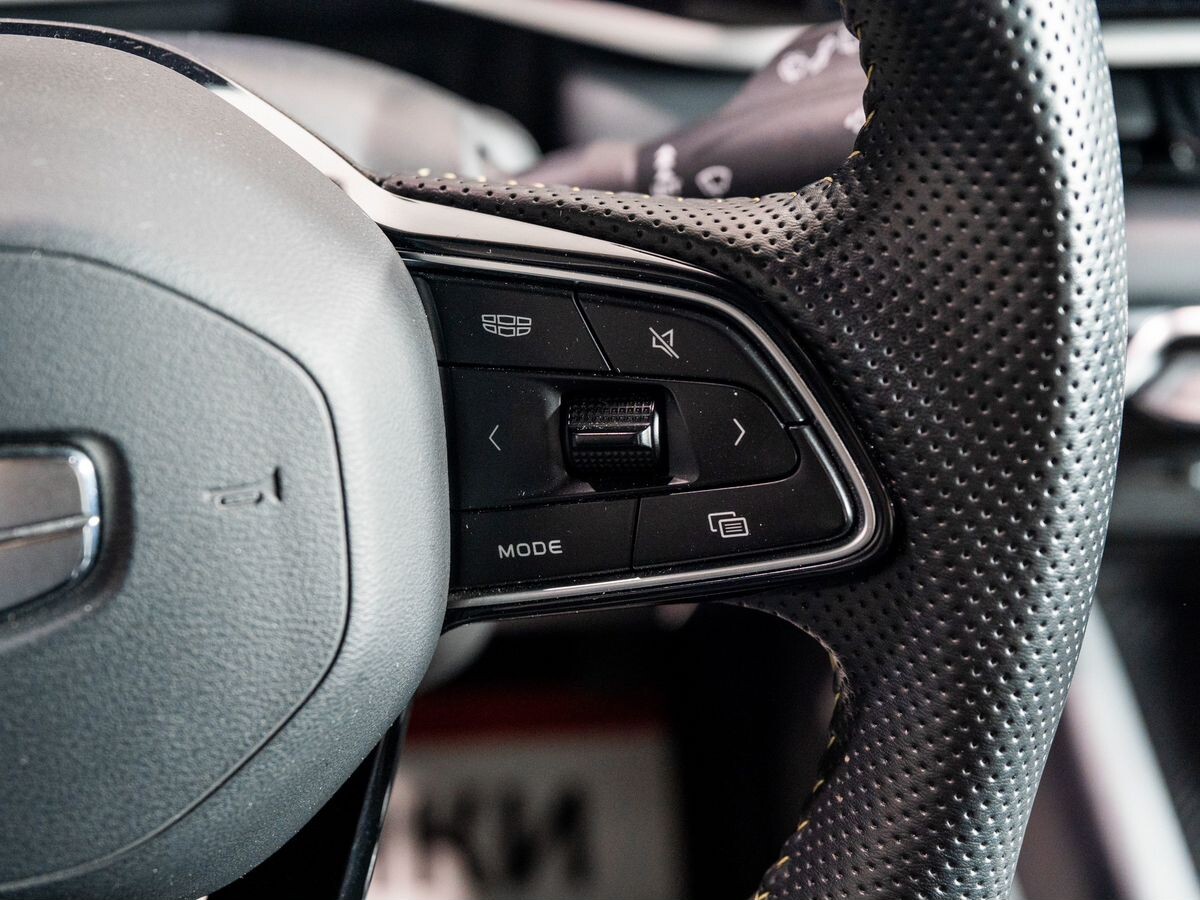 Geely Coolray 2025 - фото автомобиля