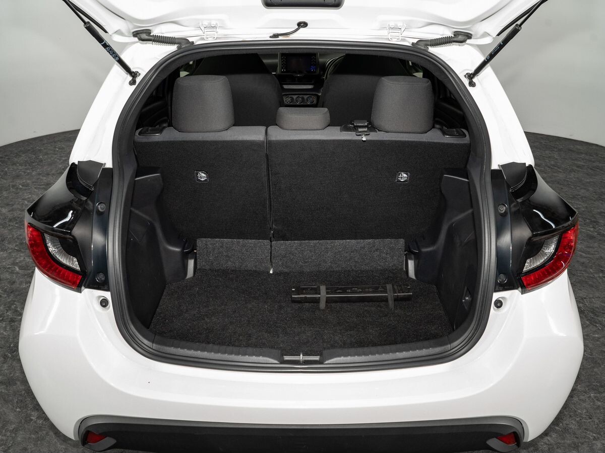 Toyota Yaris 2021 - фото автомобиля
