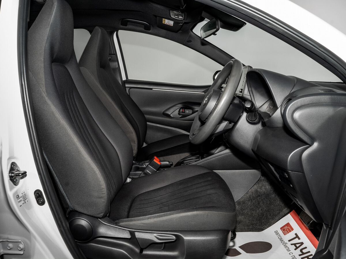Toyota Yaris 2021 - фото автомобиля
