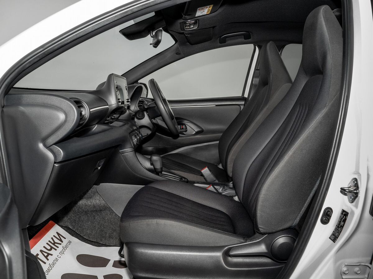 Toyota Yaris 2021 - фото автомобиля