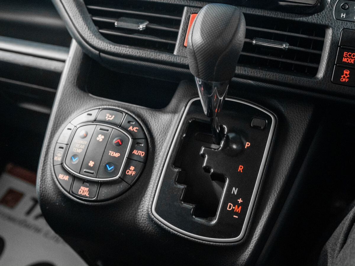 Toyota Voxy 2014 - фото автомобиля
