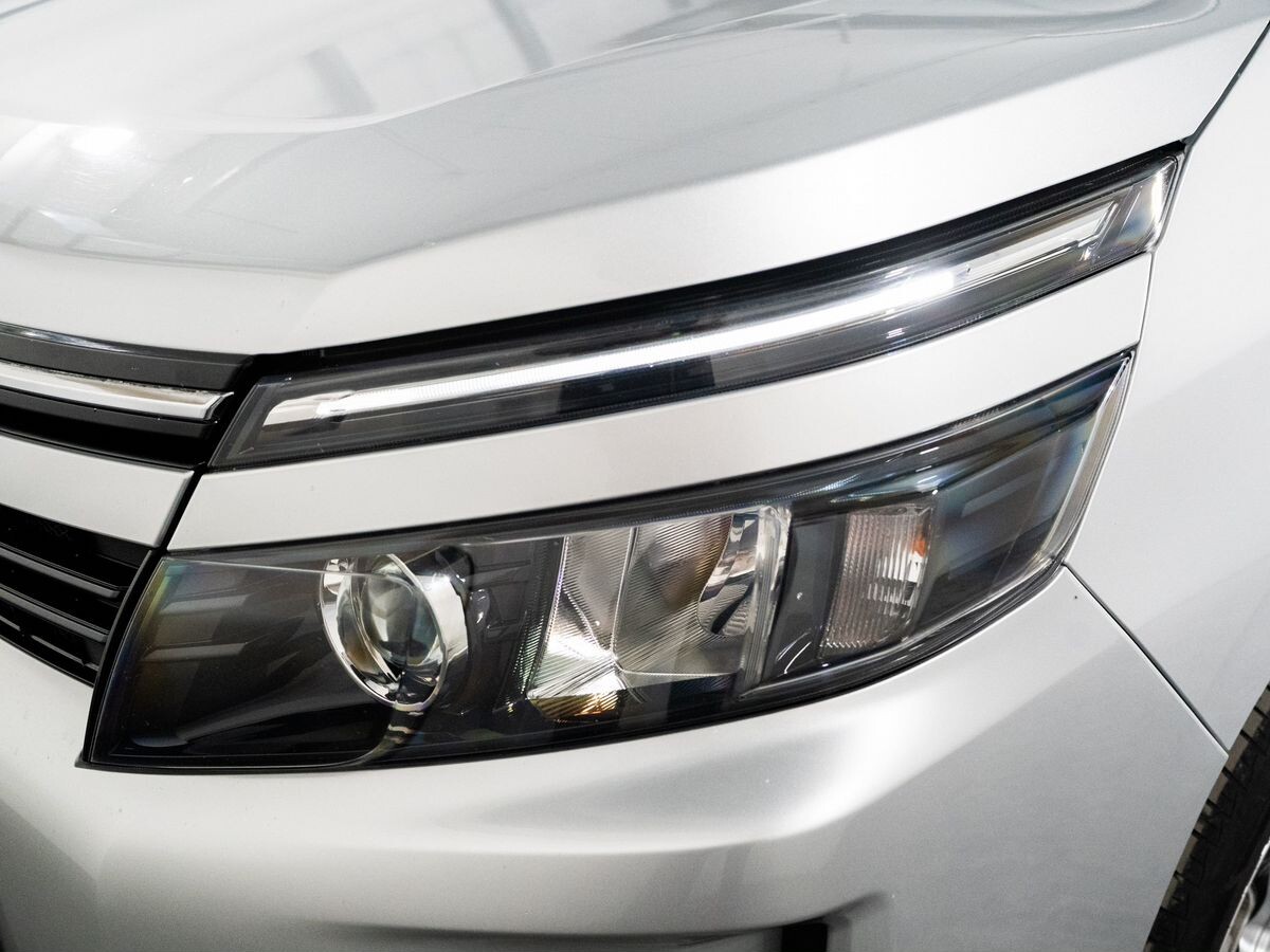 Toyota Voxy 2014 - фото автомобиля