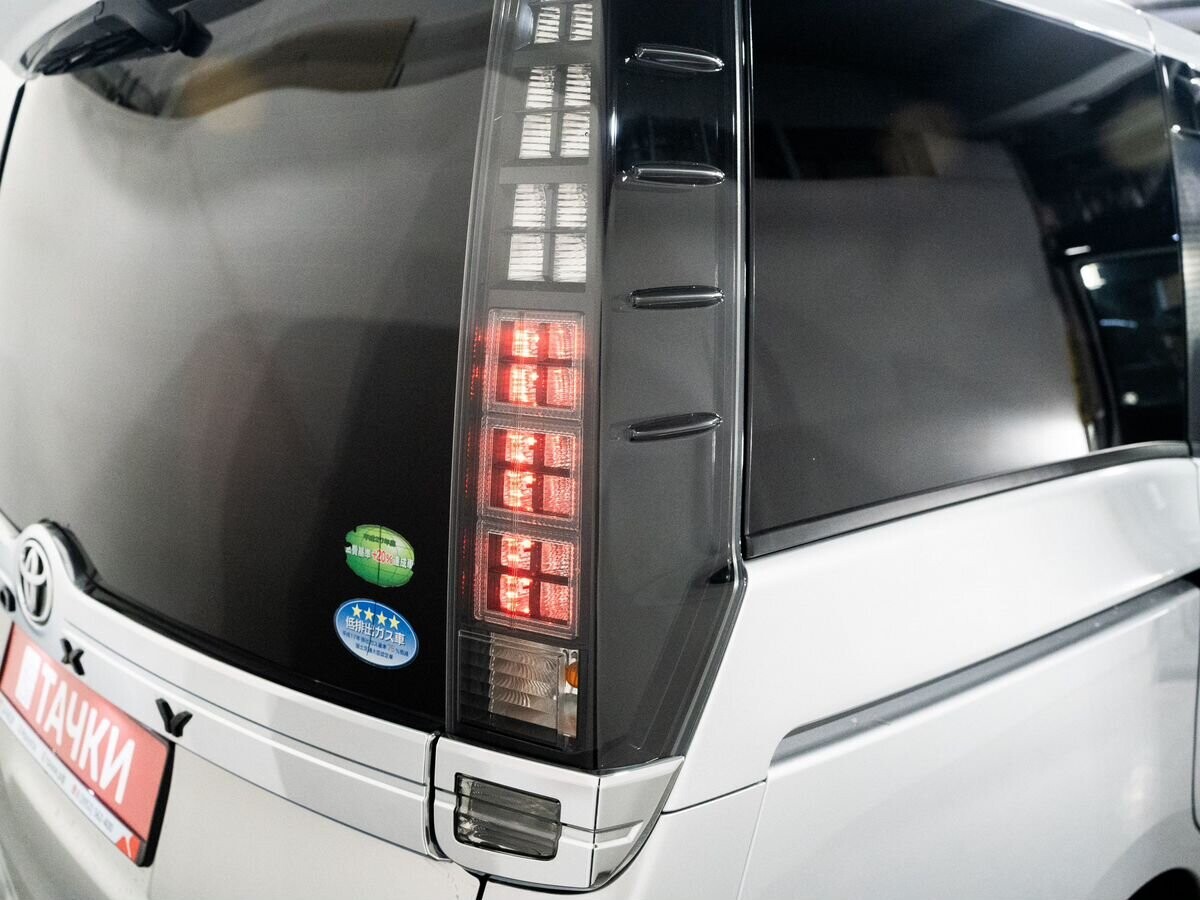 Toyota Voxy 2014 - фото автомобиля