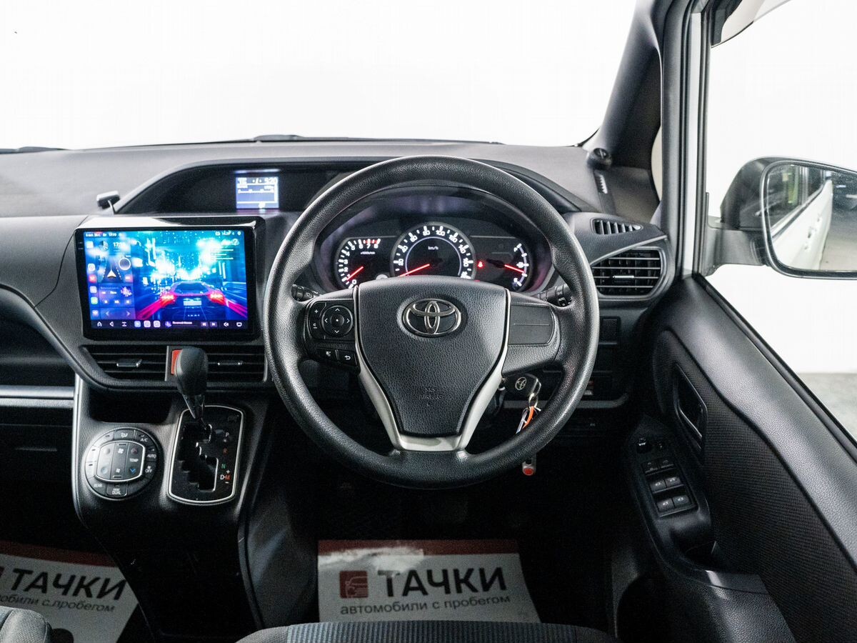 Toyota Voxy 2014 - фото автомобиля