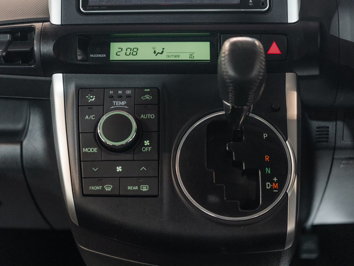 Toyota Wish 2010 - фото автомобиля