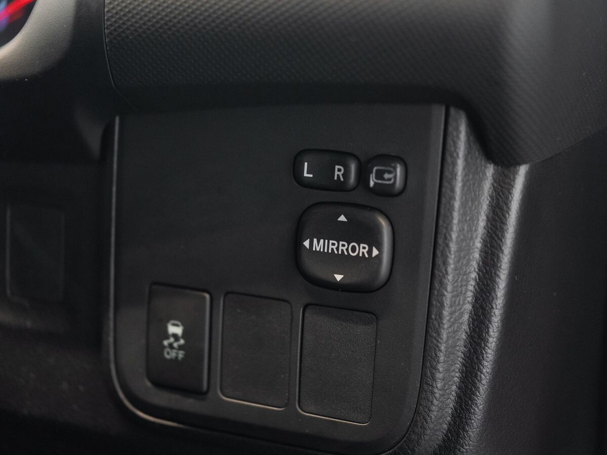 Toyota Wish 2010 - фото автомобиля