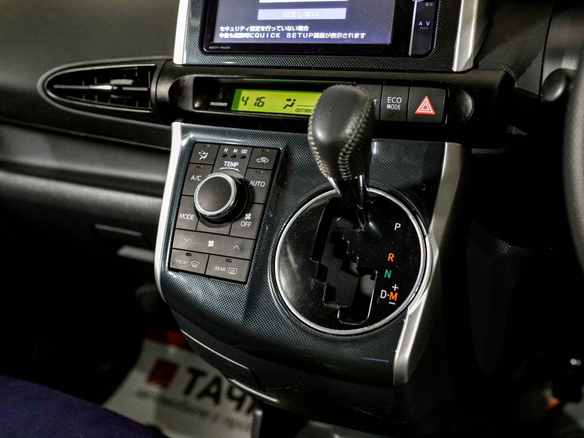 Toyota Wish 2015 - фото автомобиля