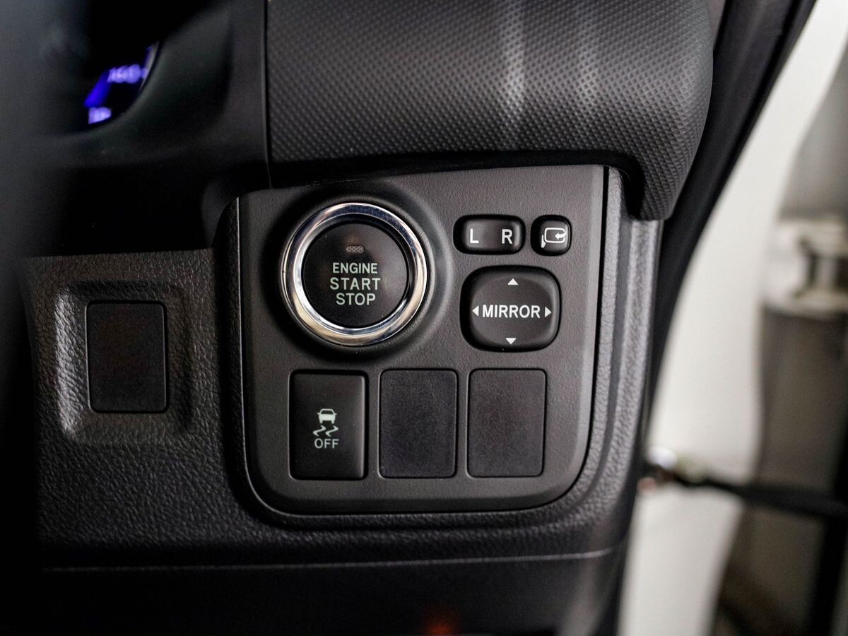Toyota Wish 2015 - фото автомобиля