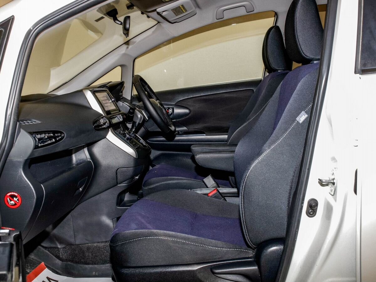 Toyota Wish 2015 - фото автомобиля