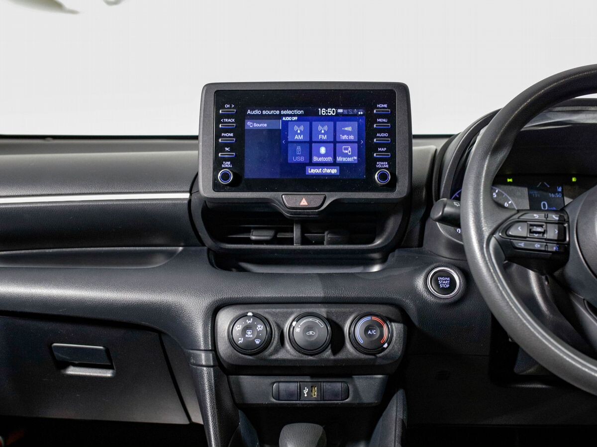 Toyota Yaris 2021 - фото автомобиля