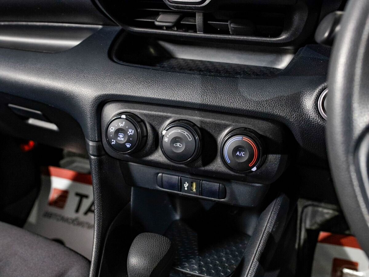 Toyota Yaris 2021 - фото автомобиля