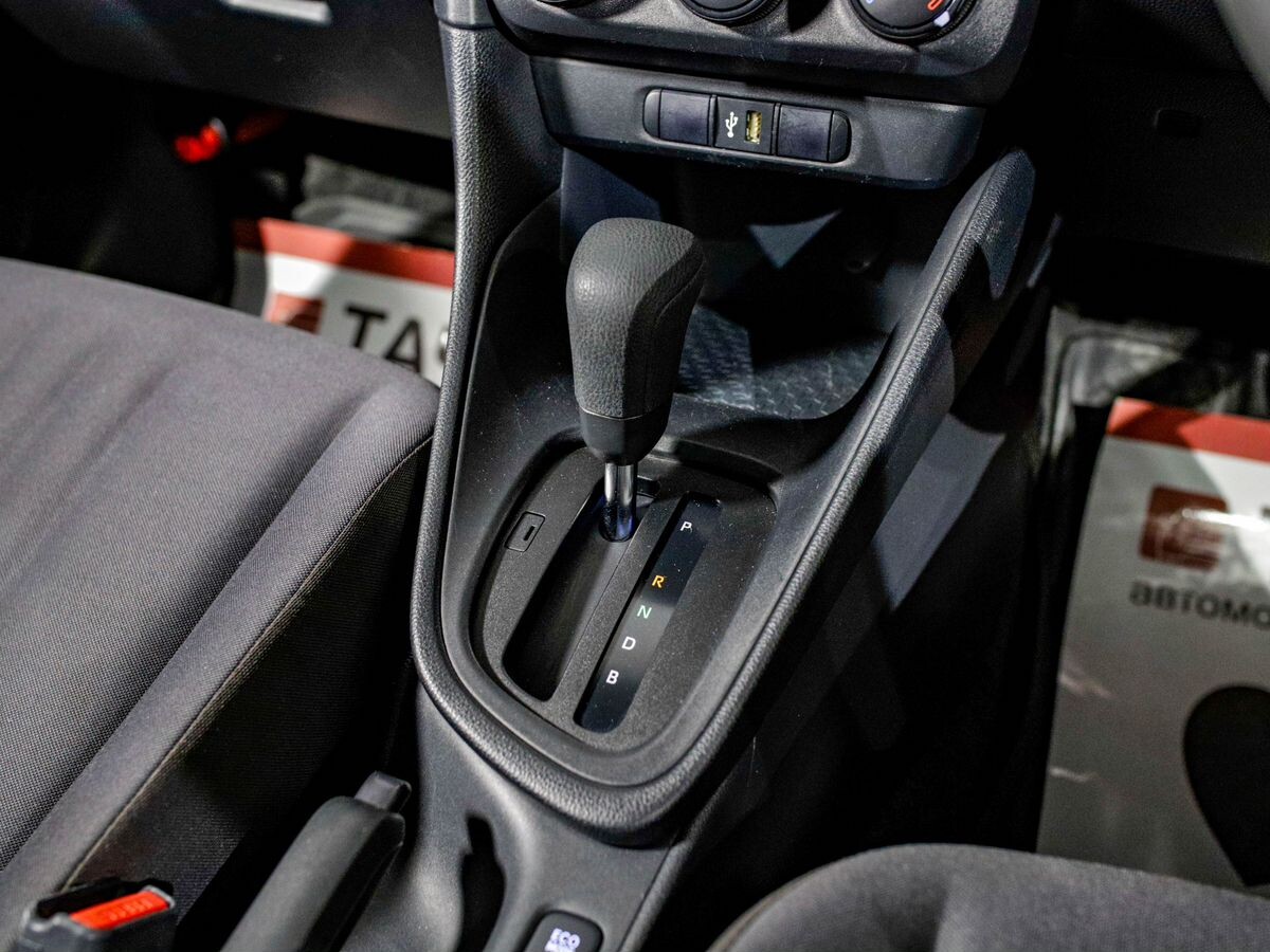Toyota Yaris 2021 - фото автомобиля