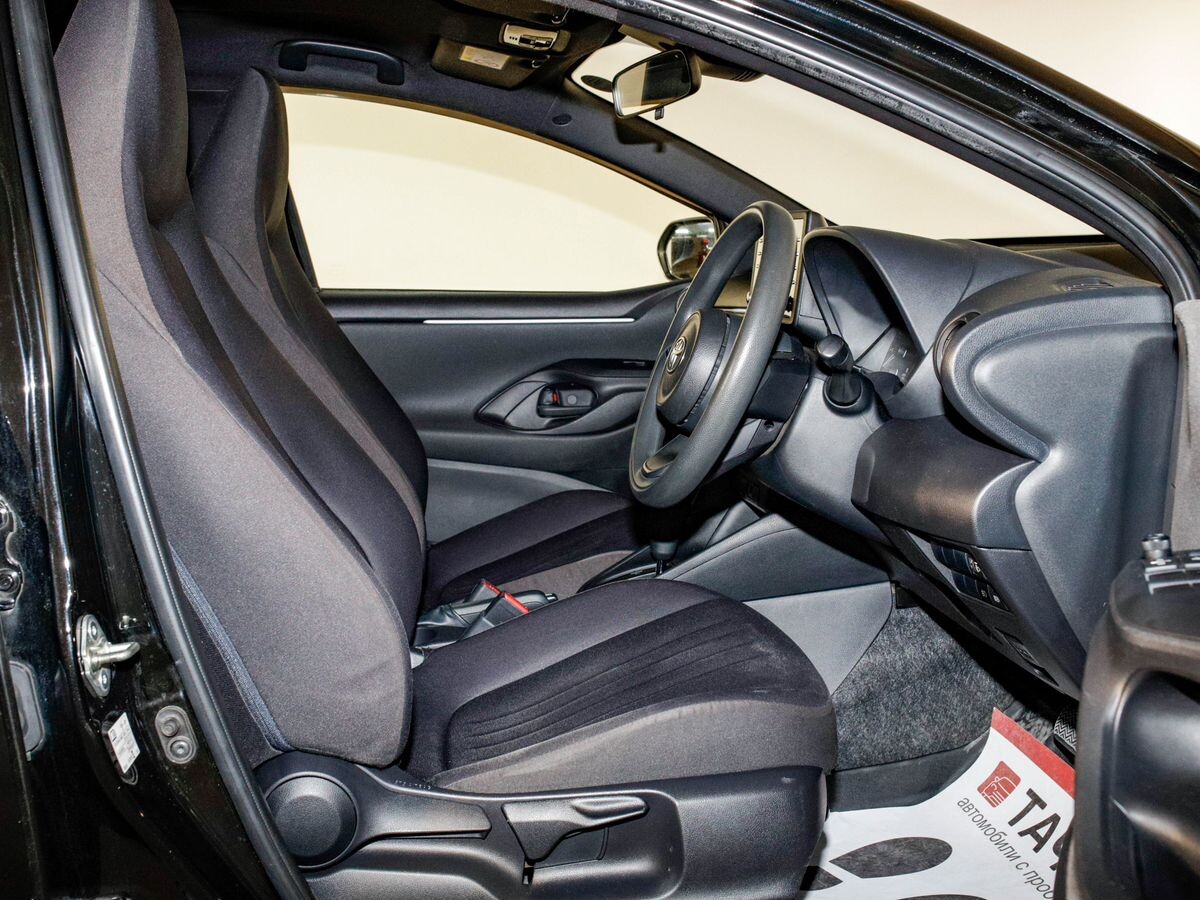 Toyota Yaris 2021 - фото автомобиля