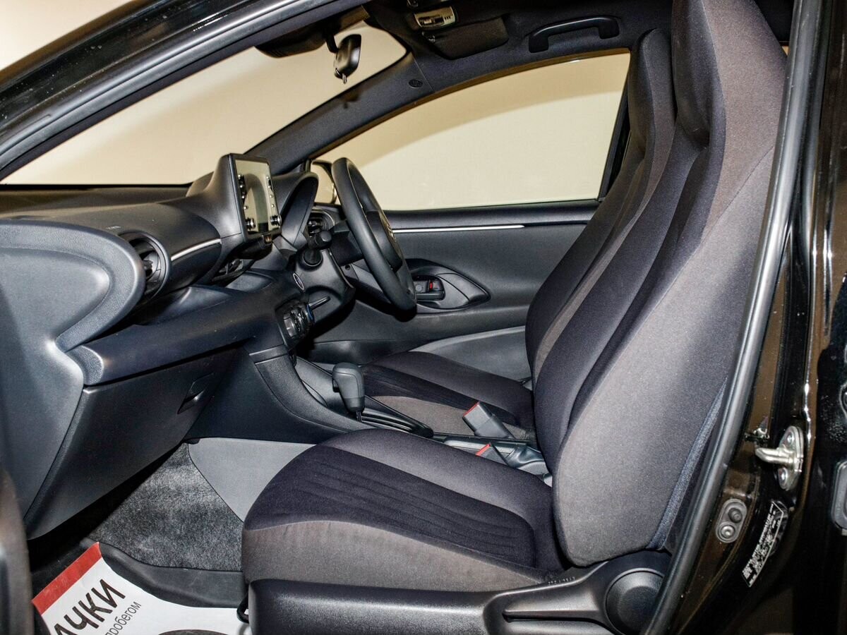 Toyota Yaris 2021 - фото автомобиля