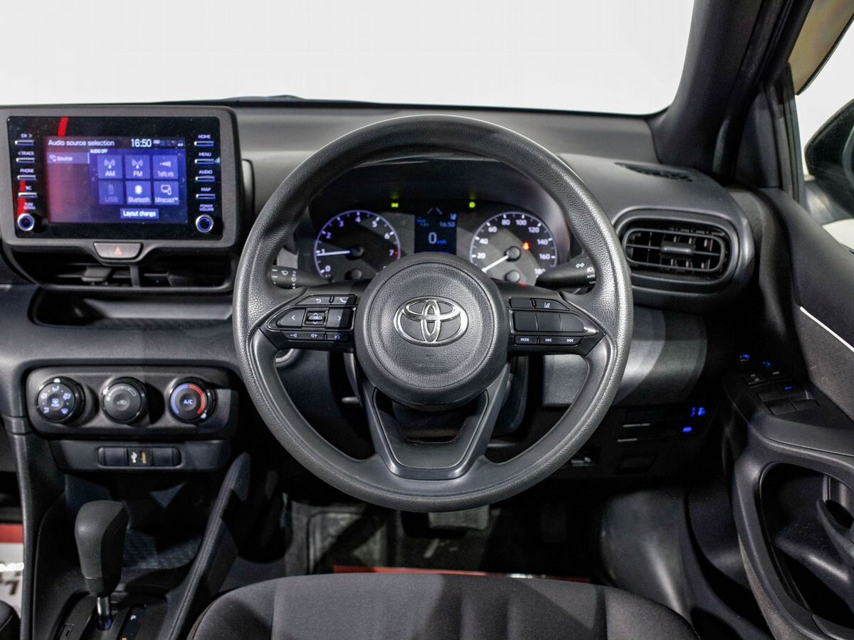Toyota Yaris 2021 - фото автомобиля