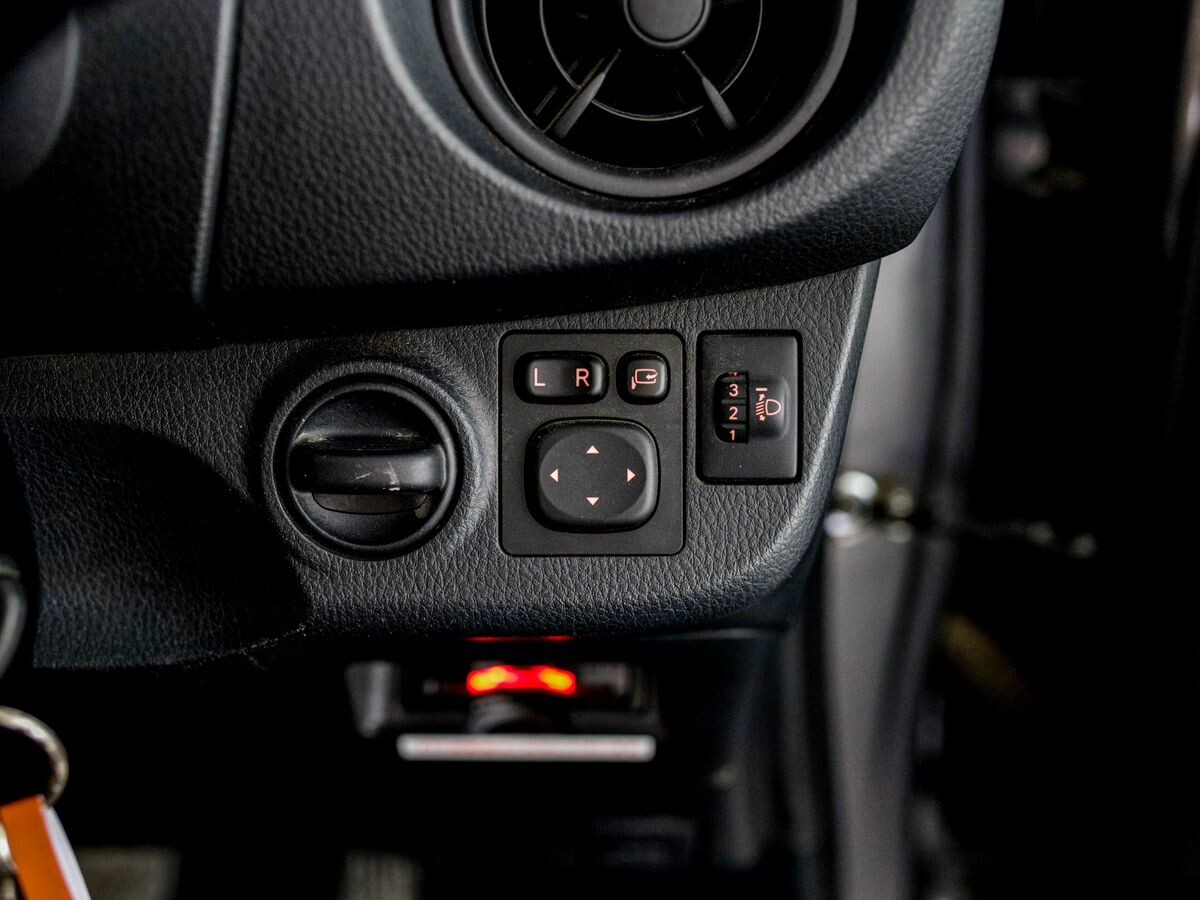 Toyota Vitz 2019 - фото автомобиля