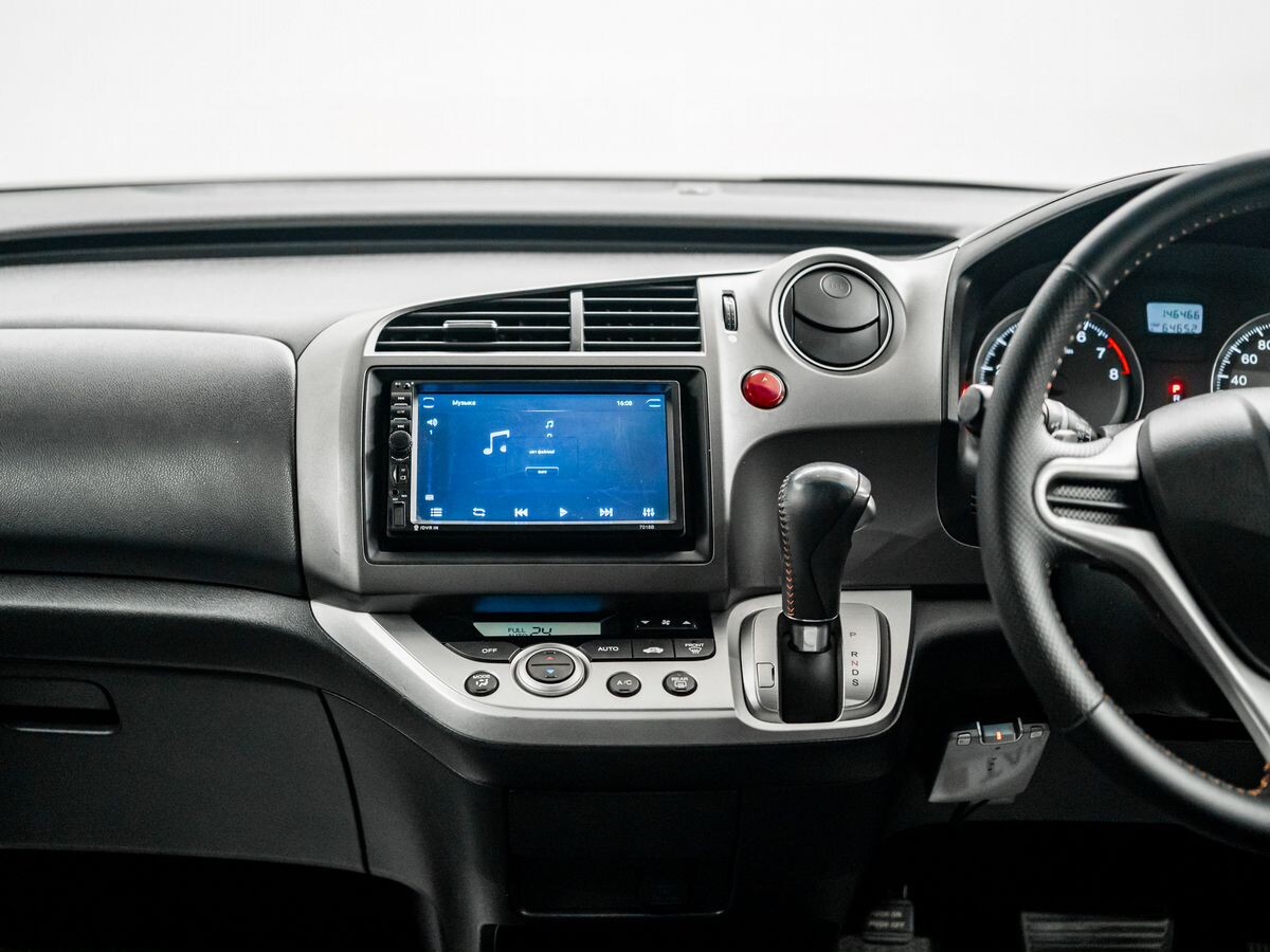 Honda Stream 2010 - фото автомобиля