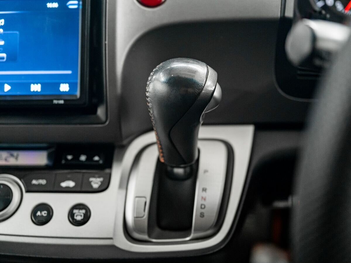 Honda Stream 2010 - фото автомобиля
