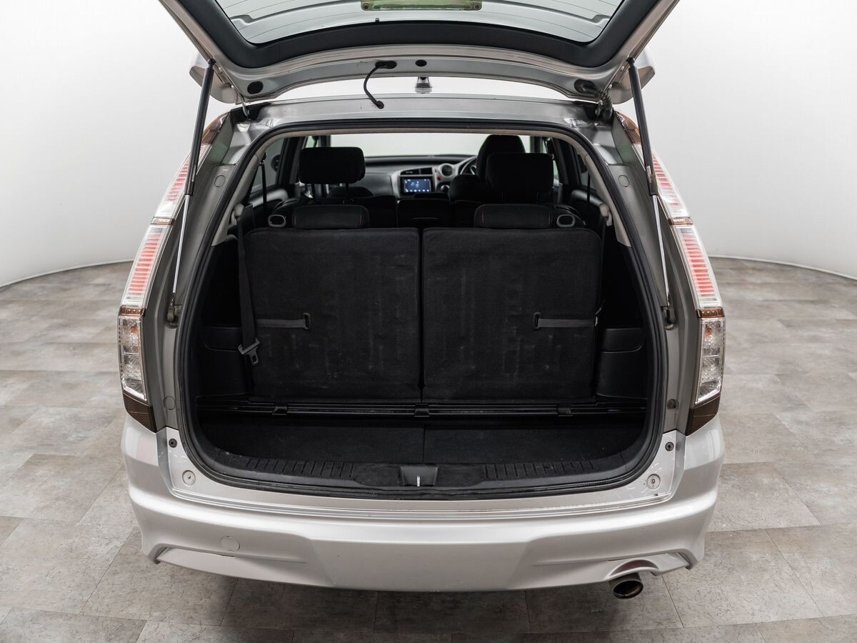 Honda Stream 2010 - фото автомобиля