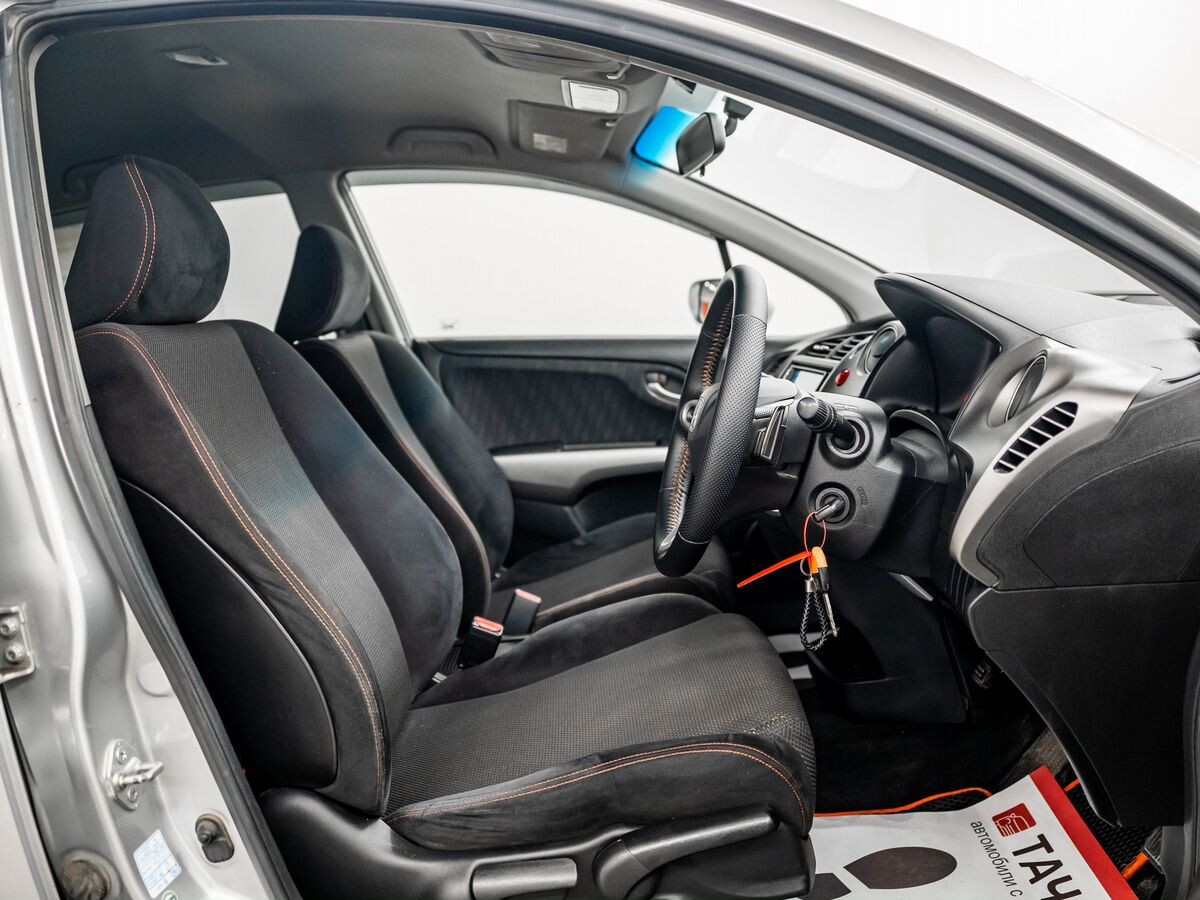 Honda Stream 2010 - фото автомобиля