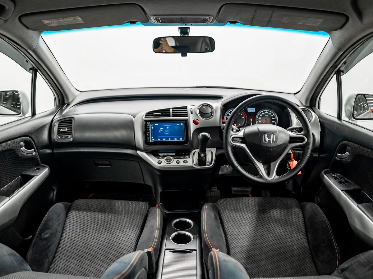 Honda Stream 2010 - фото автомобиля