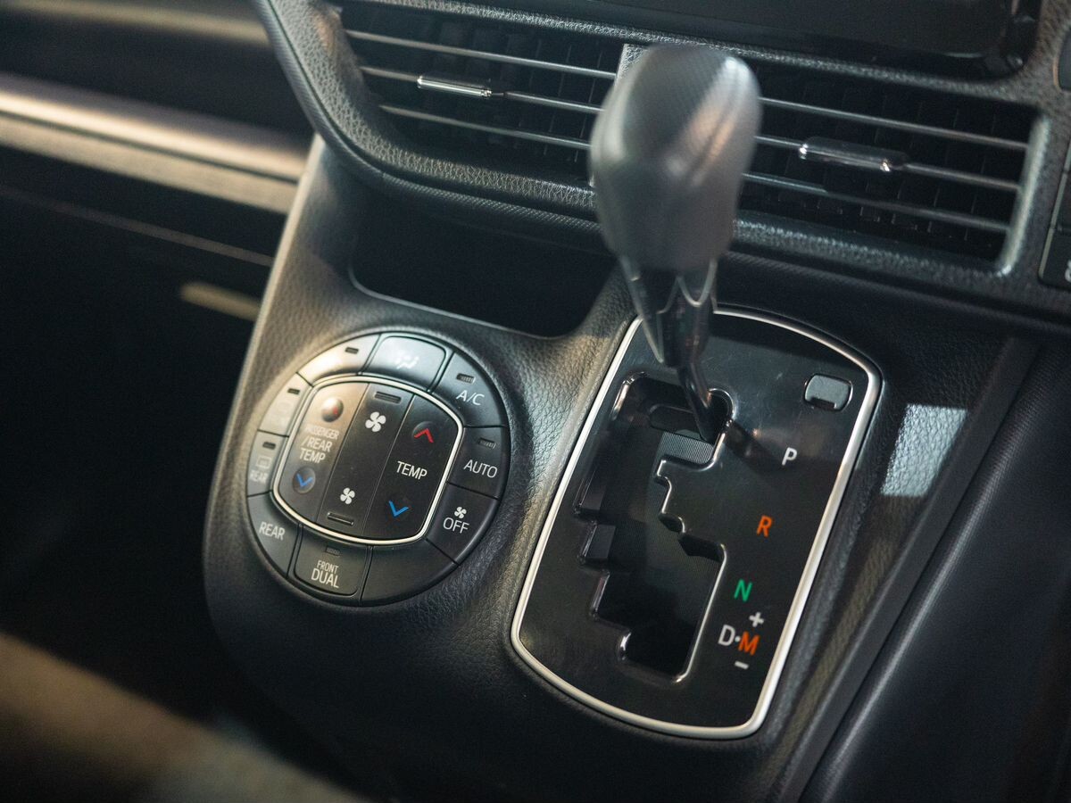 Toyota Noah 2016 - фото автомобиля