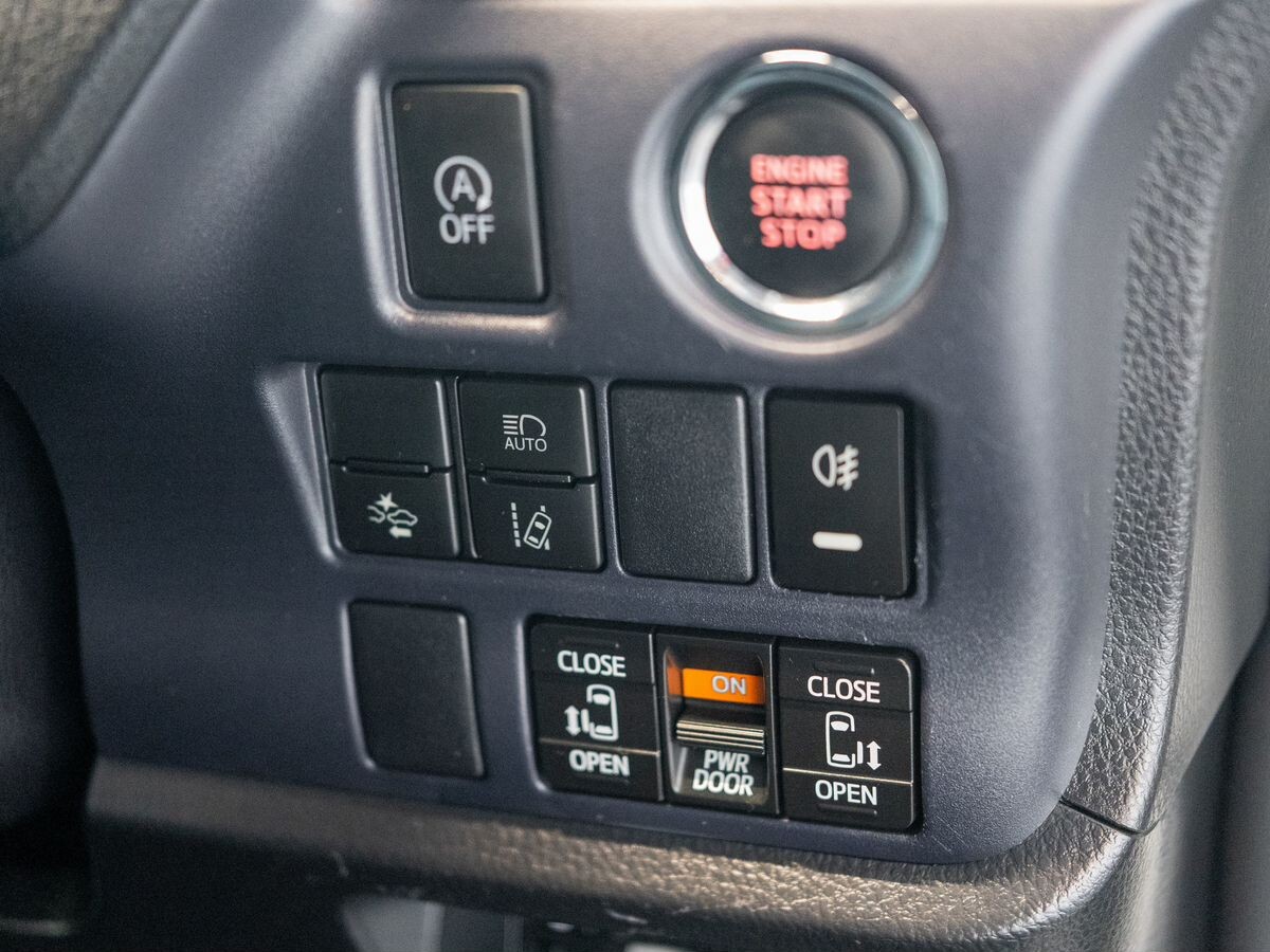 Toyota Noah 2016 - фото автомобиля