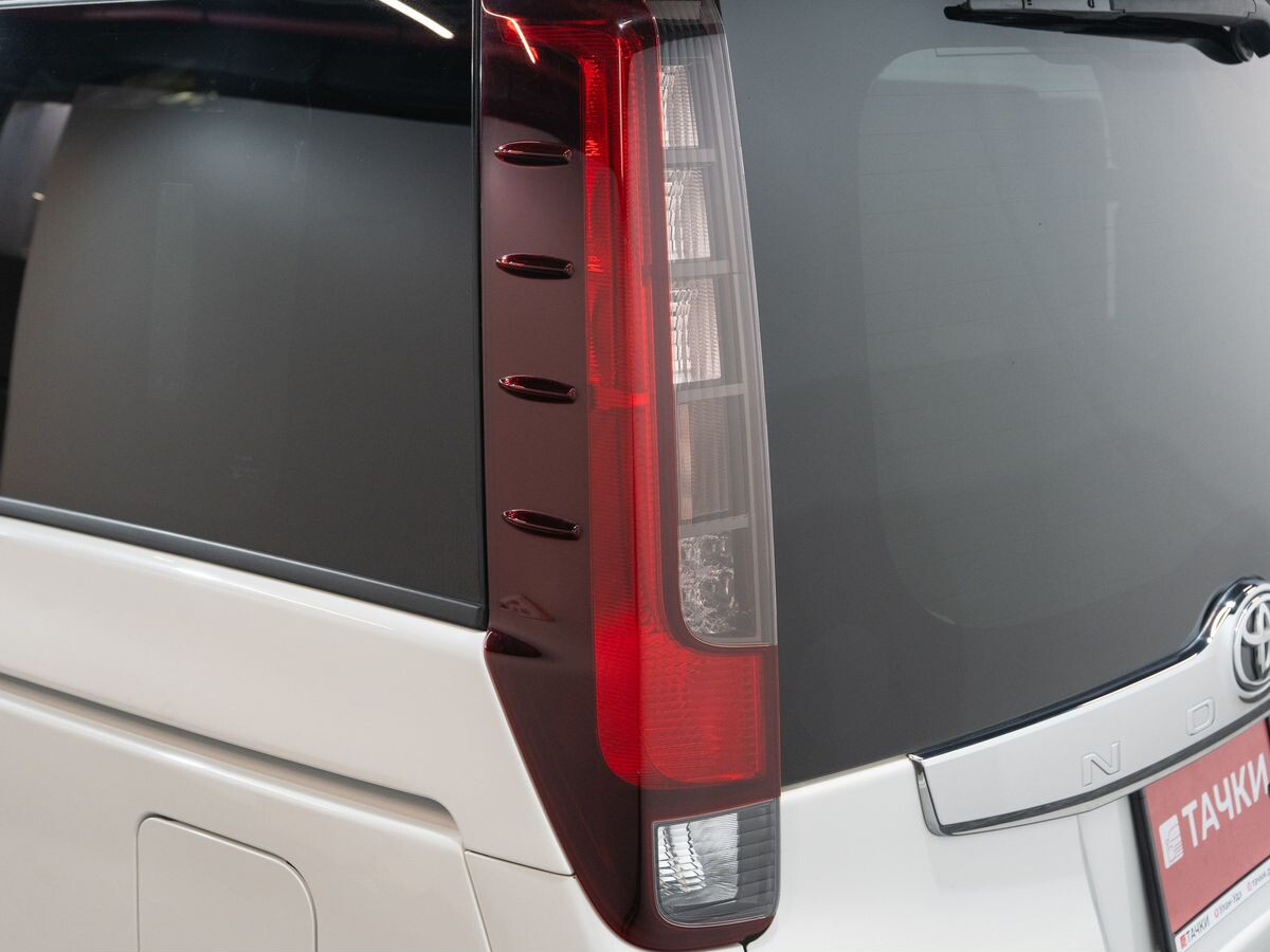 Toyota Noah 2016 - фото автомобиля