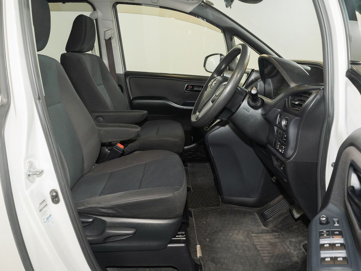 Toyota Noah 2016 - фото автомобиля