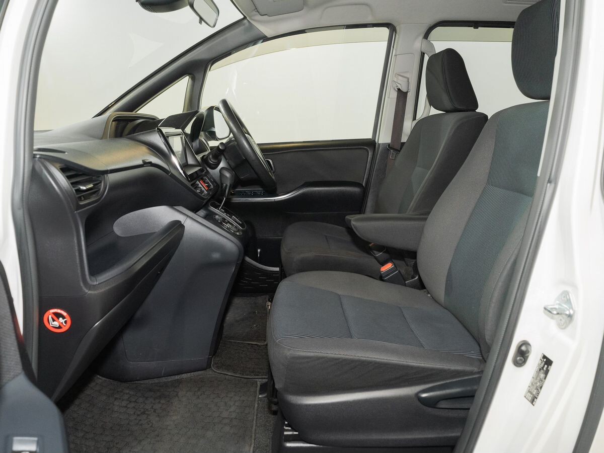 Toyota Noah 2016 - фото автомобиля