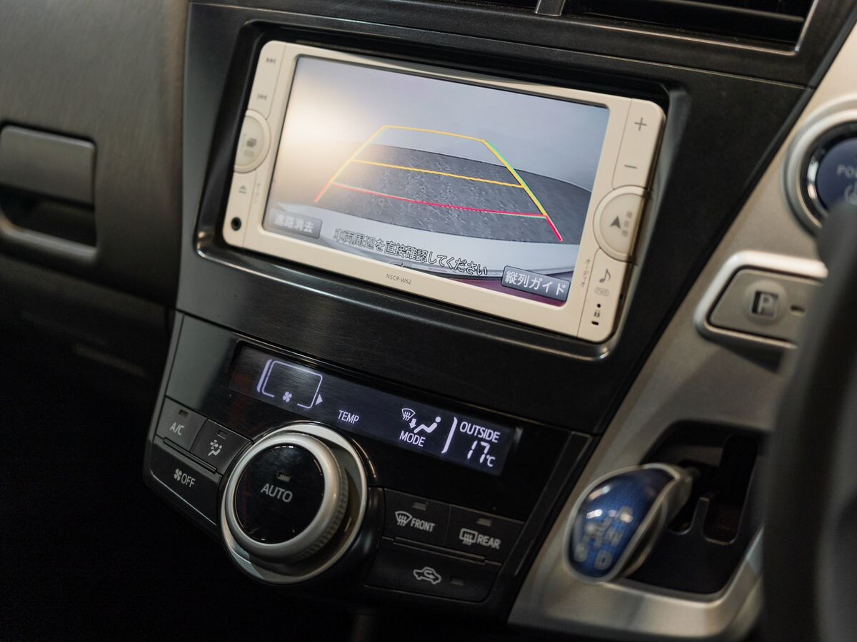 Toyota Prius Alpha 2012 - фото автомобиля