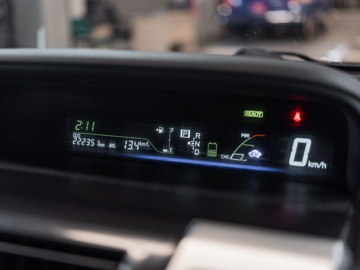 Toyota Prius Alpha 2012 - фото автомобиля