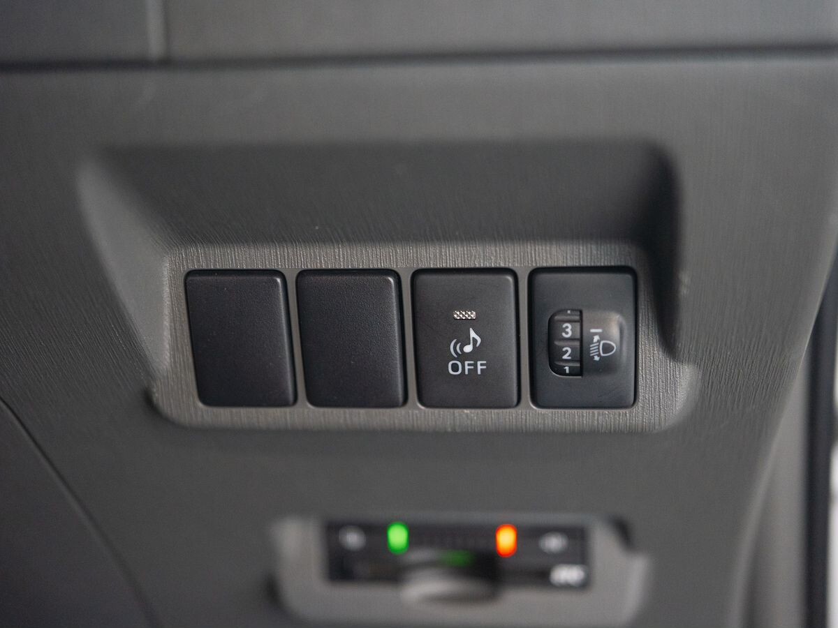 Toyota Prius Alpha 2012 - фото автомобиля