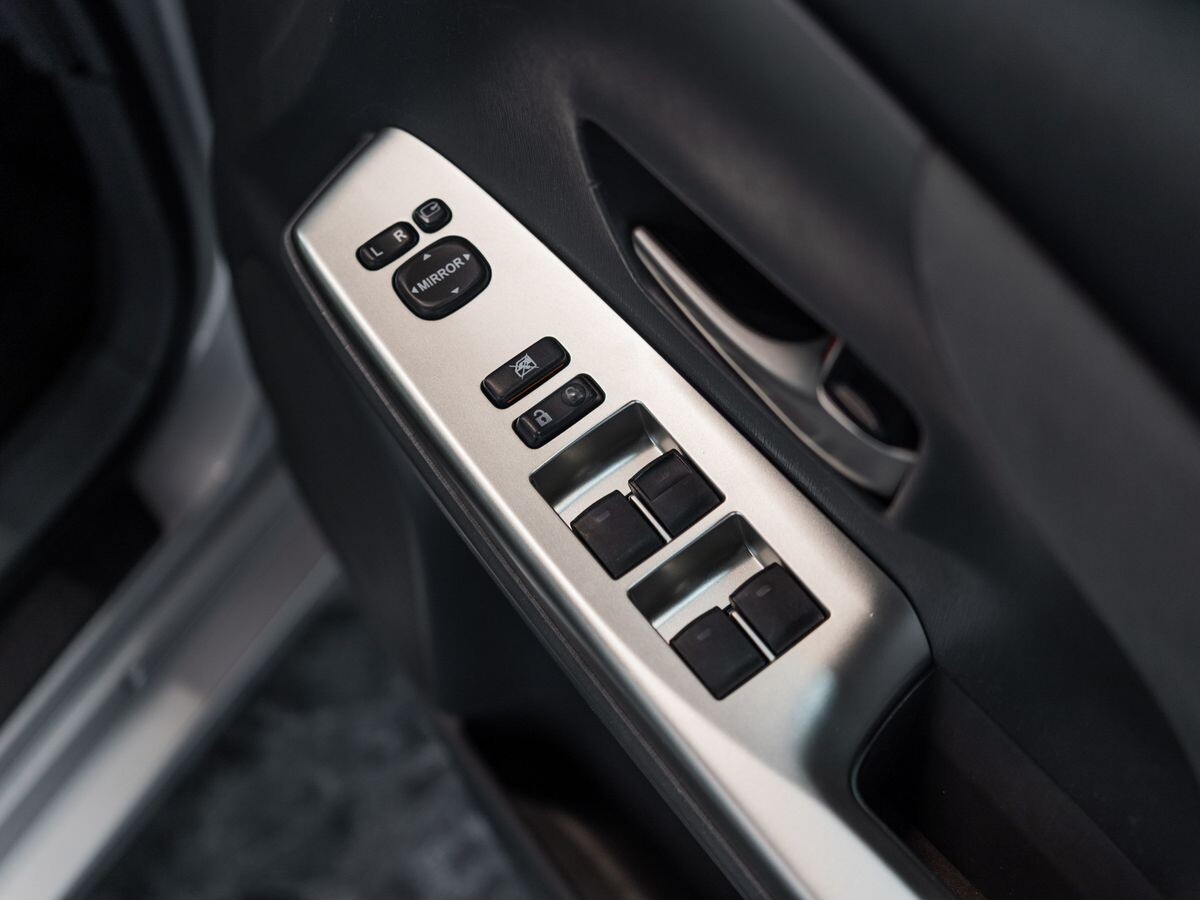 Toyota Prius Alpha 2012 - фото автомобиля