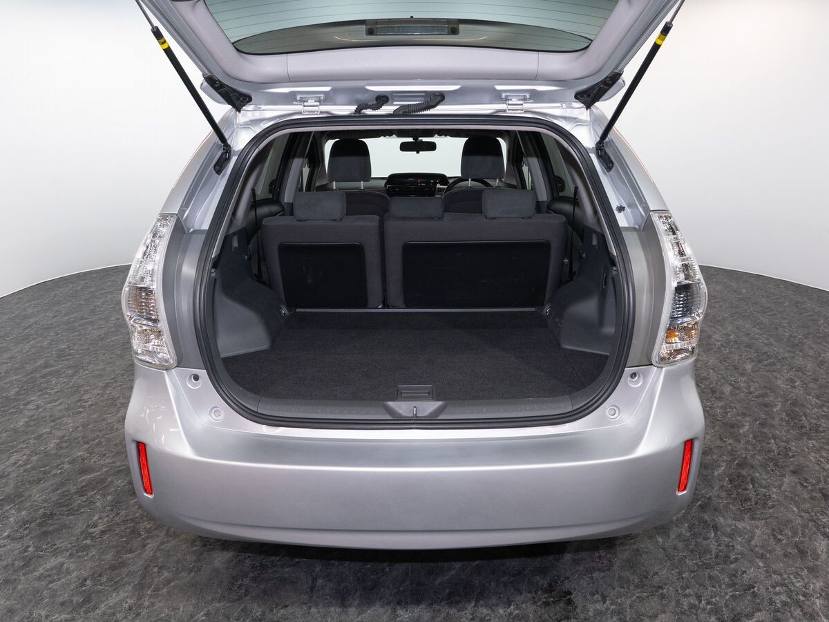 Toyota Prius Alpha 2012 - фото автомобиля
