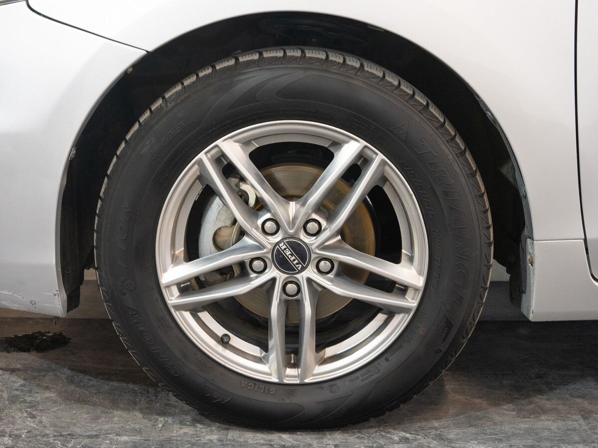 Toyota Prius Alpha 2012 - фото автомобиля