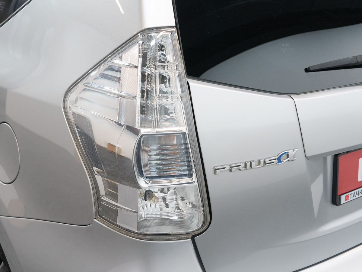 Toyota Prius Alpha 2012 - фото автомобиля
