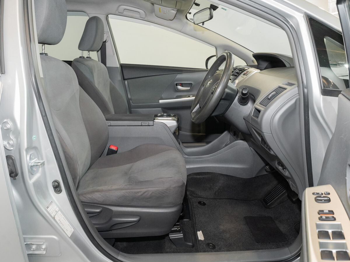 Toyota Prius Alpha 2012 - фото автомобиля