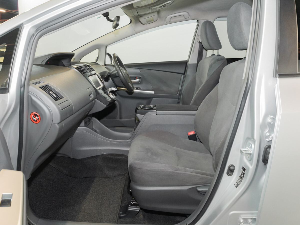 Toyota Prius Alpha 2012 - фото автомобиля