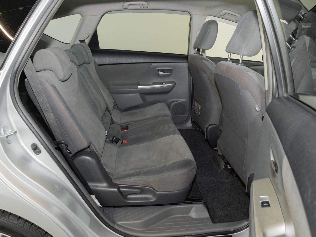 Toyota Prius Alpha 2012 - фото автомобиля