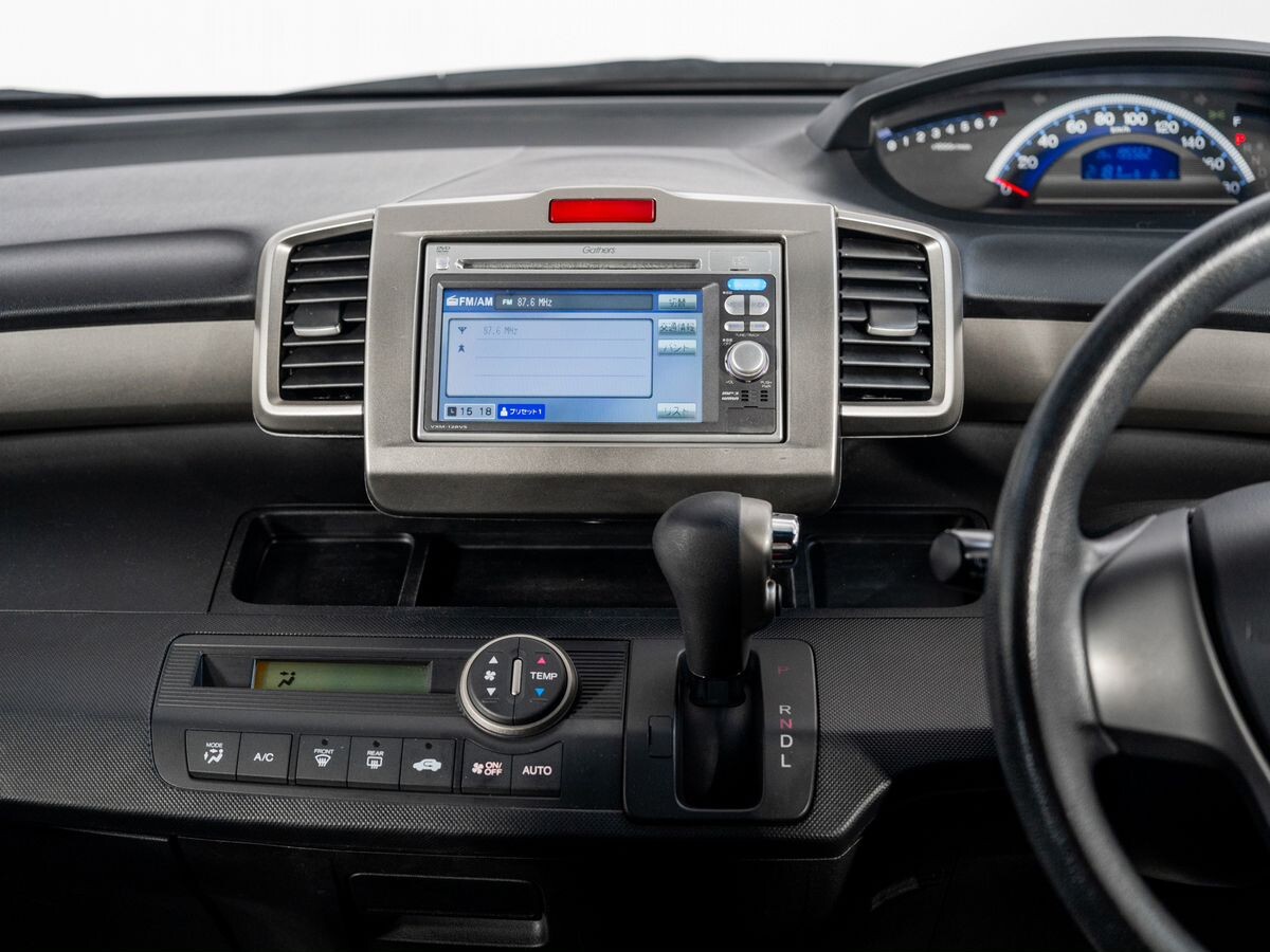 Honda Freed Spike 2012 - фото автомобиля