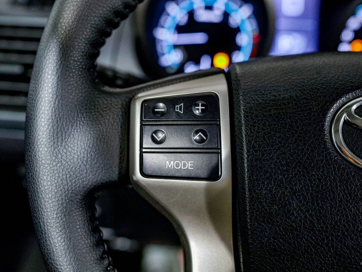 Toyota Land Cruiser Prado 2013 - фото автомобиля