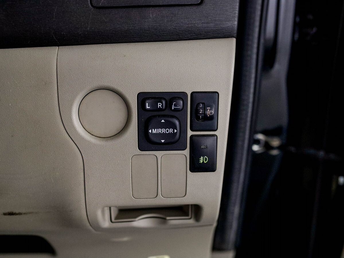 Toyota Passo Sette 2010 - фото автомобиля