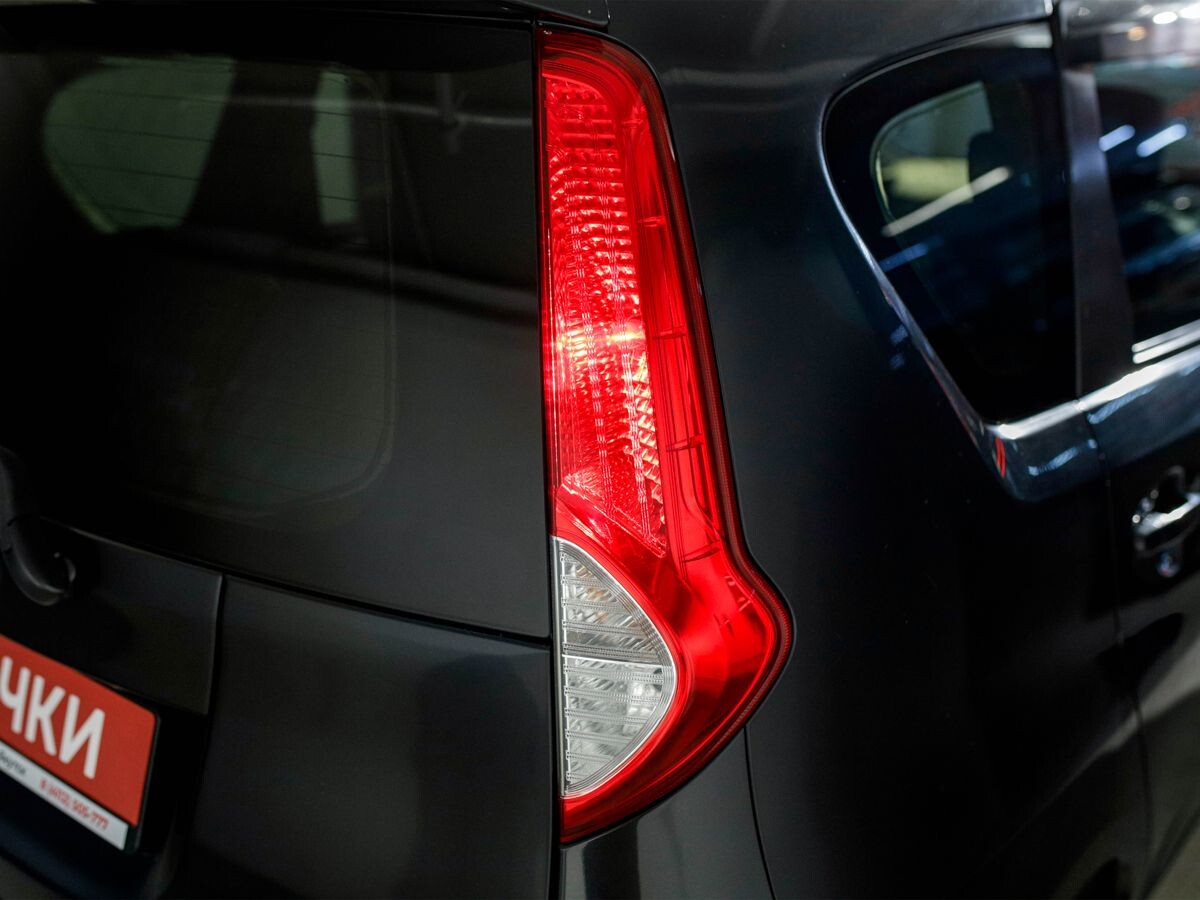 Toyota Passo Sette 2010 - фото автомобиля