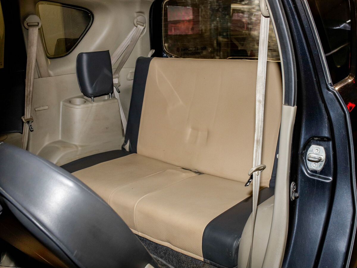 Toyota Passo Sette 2010 - фото автомобиля