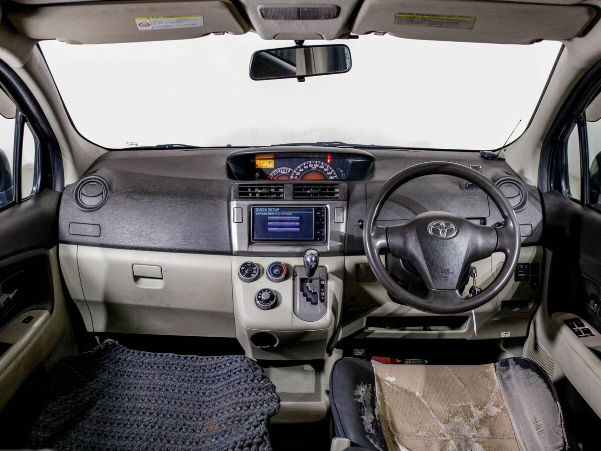 Toyota Passo Sette 2010 - фото автомобиля
