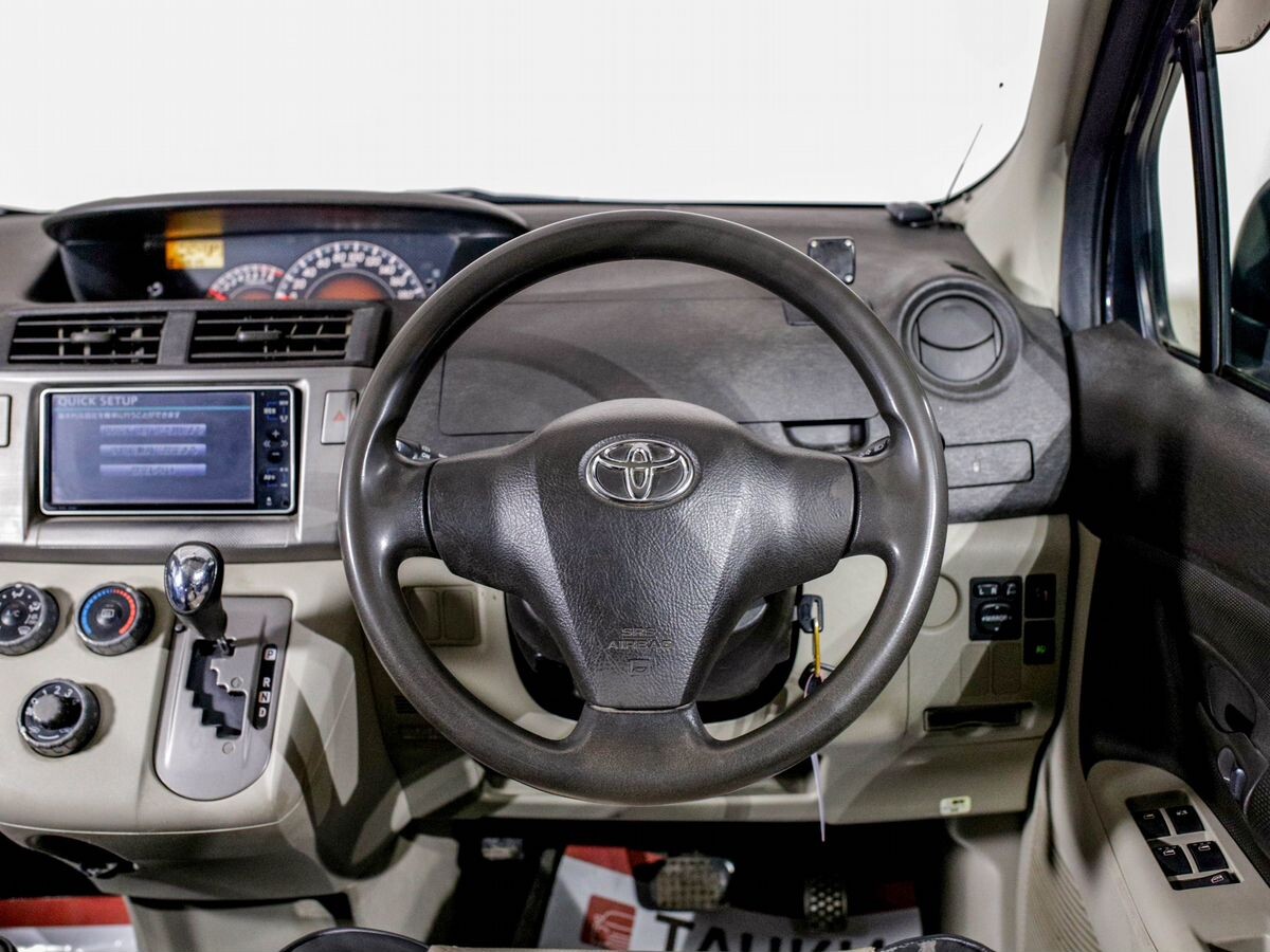 Toyota Passo Sette 2010 - фото автомобиля