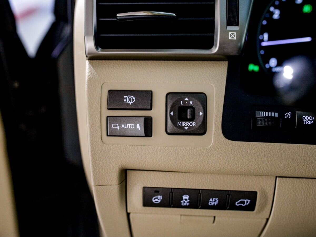 Lexus LX570 2013 - фото автомобиля